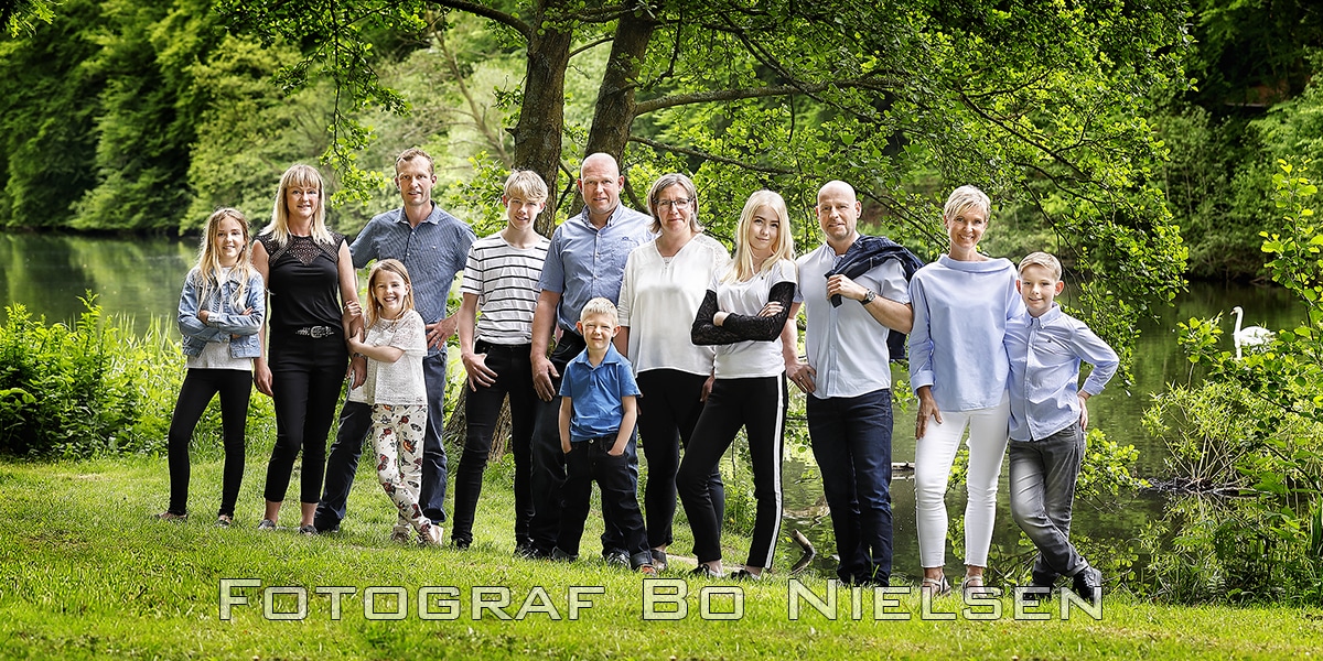 Familie fotografering i skov, fotograferet af Fotograf Bo Nielsen