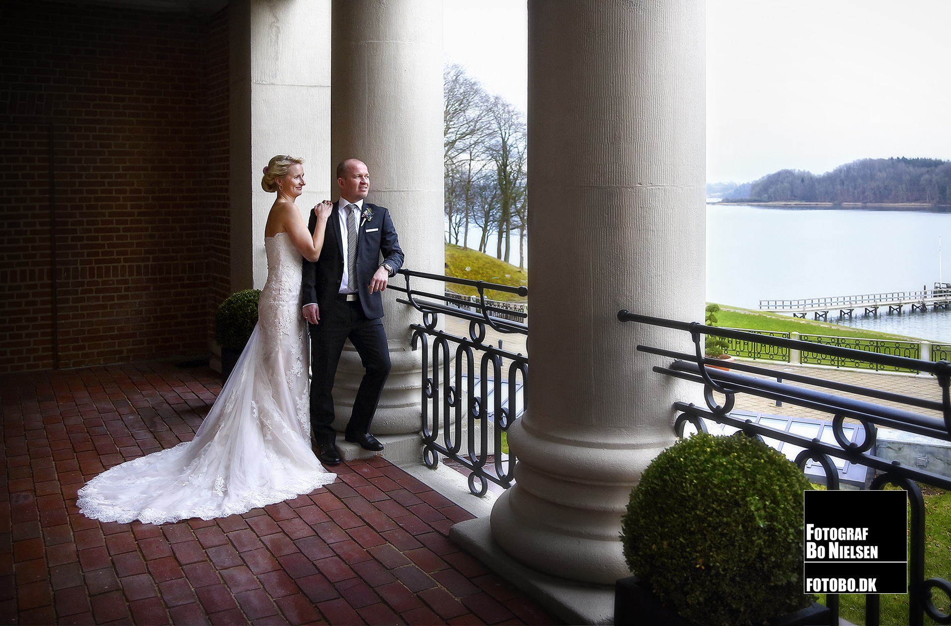 Bryllupsbillede af brudepar fotograferet på Hotel Koldingfjord. Fotograferet af fotograf Bo Nielsen