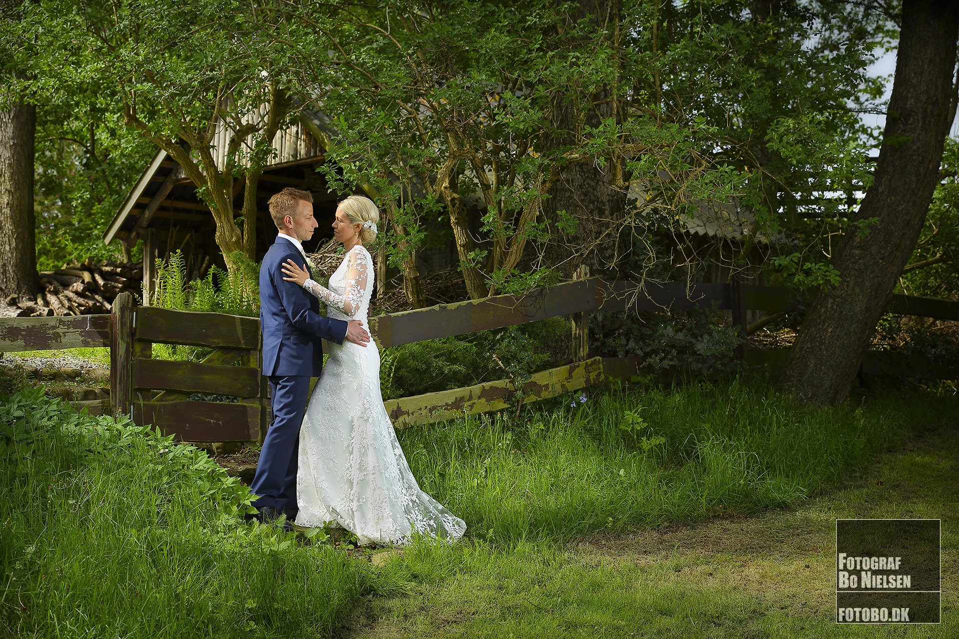 Bryllupsbillede af brudepar fotograferet onlocation, af fotograf Bo Nielsen