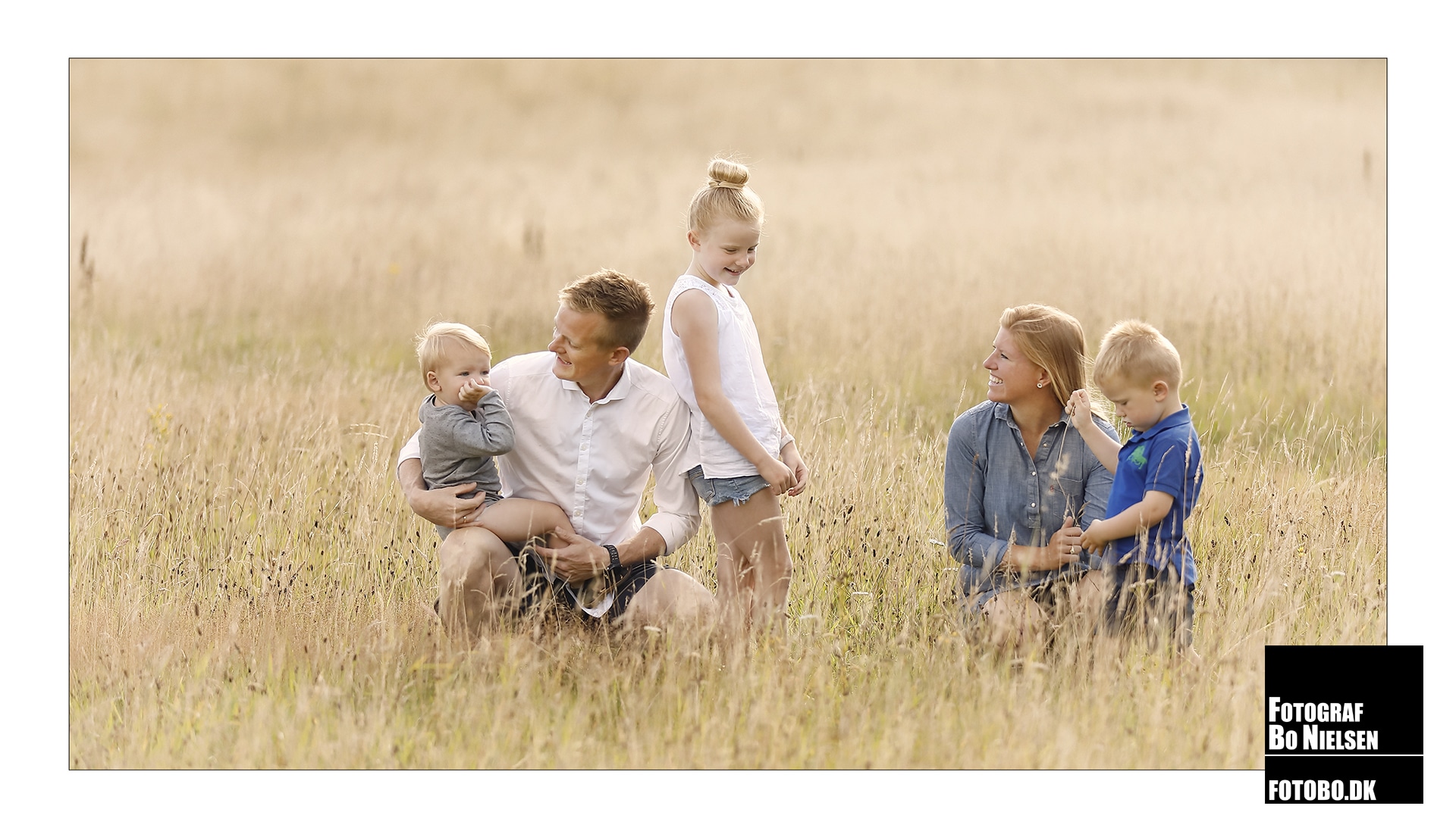 Familie fotografering on location i mark, fotograferet af Fotograf Bo Nielsen