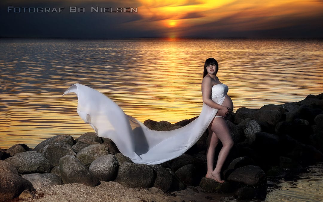 Gravid fotografering af en smuk kvinde på stranden i Kolding. Fotograferet af Fotograf Bo Nielsen