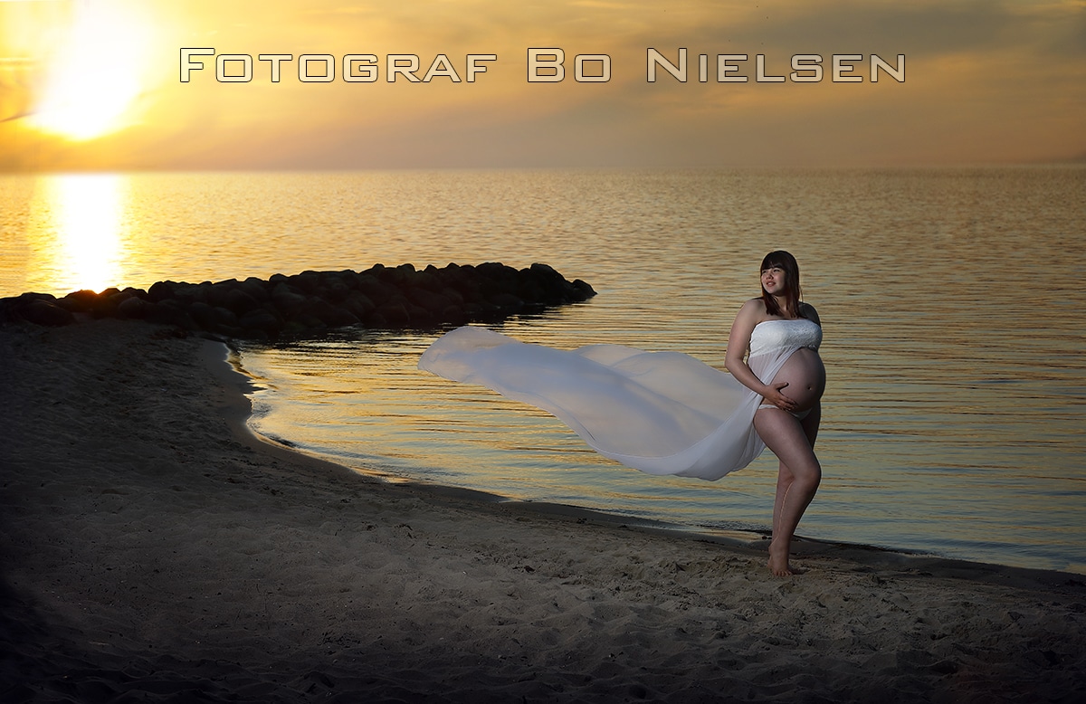 Gravid fotografering af en smuk kvinde på stranden i Kolding. Fotograferet af Fotograf Bo Nielsen