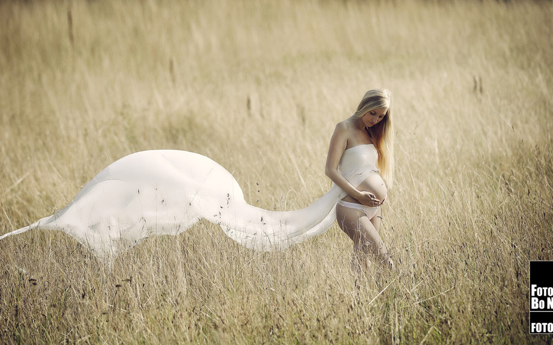 Gravid fotografering af en smuk kvinde på stranden i Kolding. Fotograferet af Fotograf Bo Nielsen